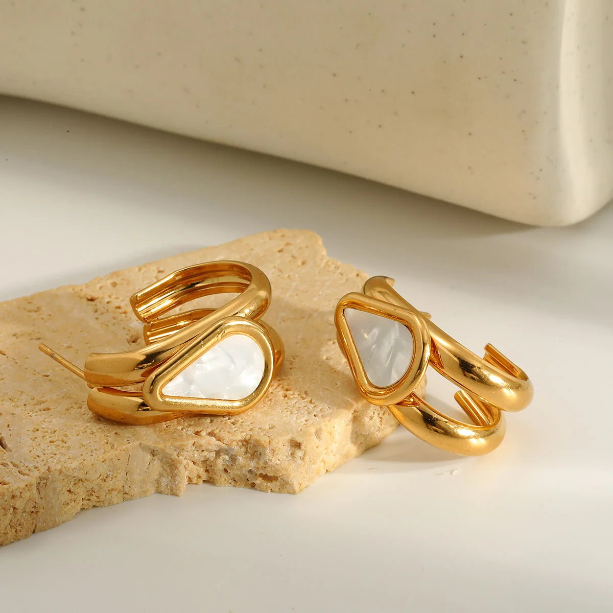 Brincos Gota Banhados a Ouro 18K – Delicadeza e Sofisticação