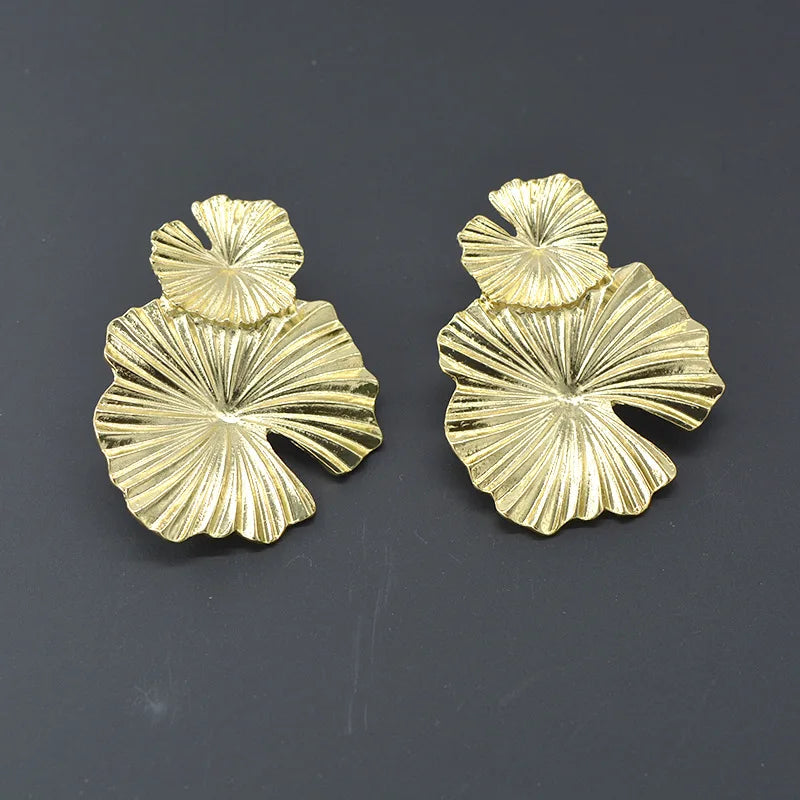 Brincos de banhode ouro 18k Pendurados de Flores – Charme e Elegância