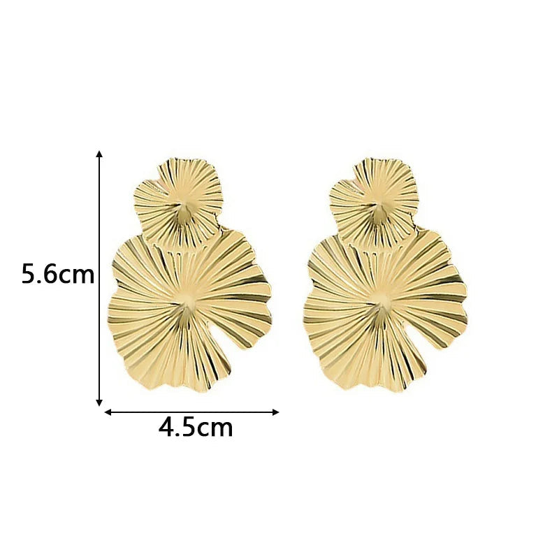 Brincos de banhode ouro 18k Pendurados de Flores – Charme e Elegância