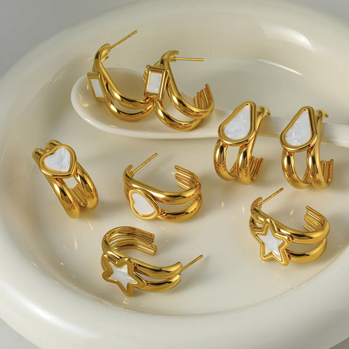 Brincos Gota Banhados a Ouro 18K – Delicadeza e Sofisticação